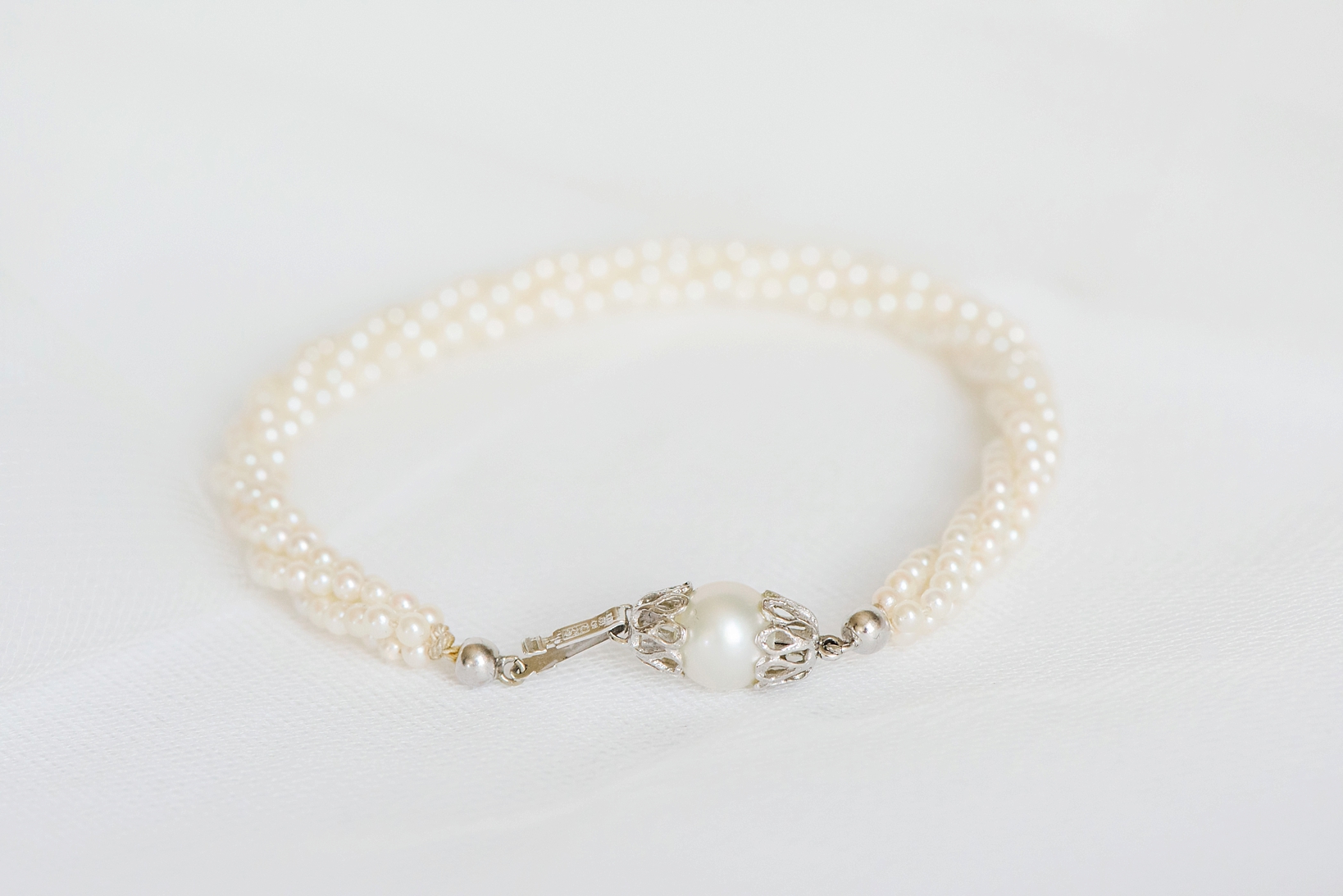 Vintage pearl bracelet with silver clasps