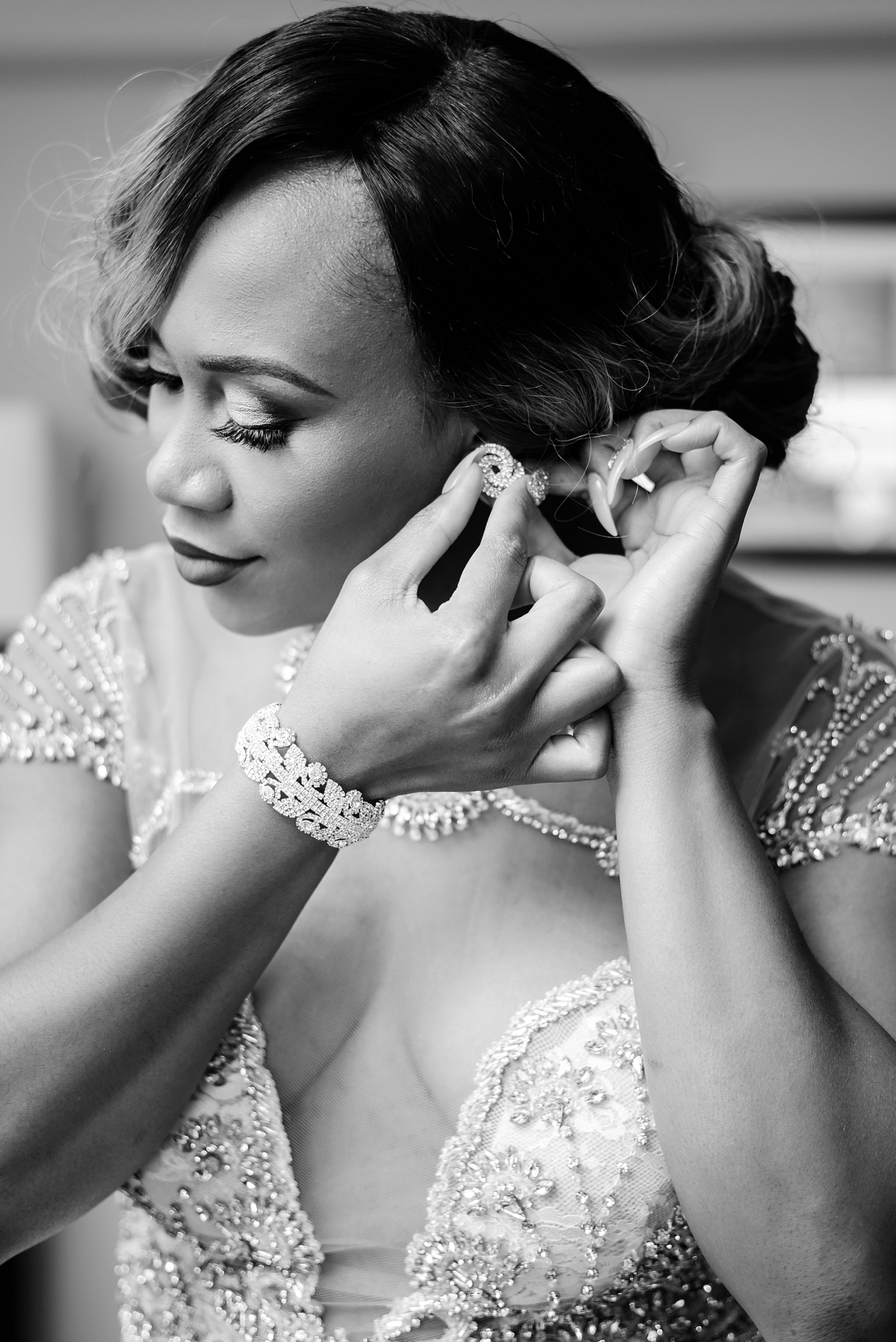 The bride putting her jewelry on before her first look with the groom