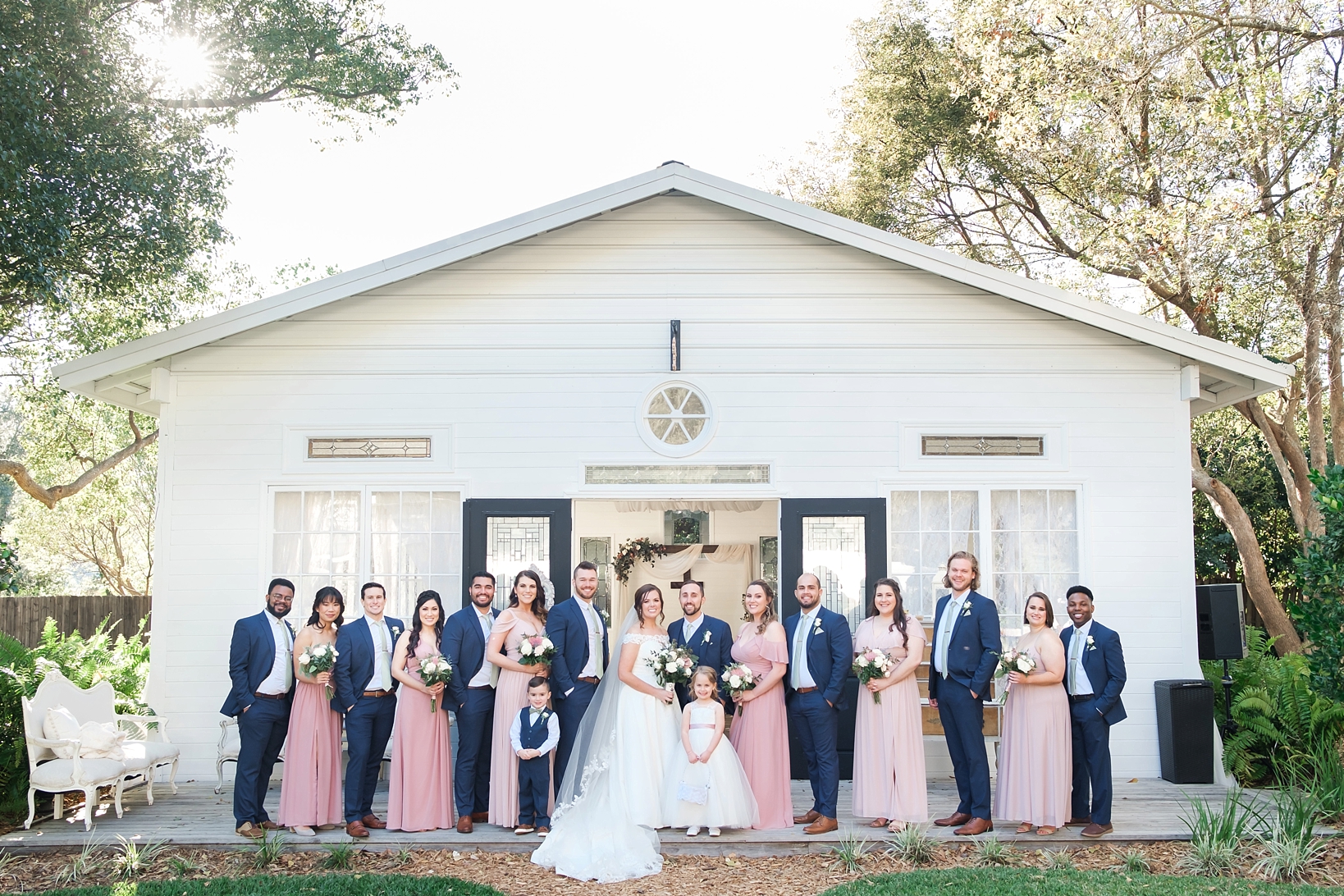 The entire wedding party poses for a formal portrait on the grounds of Cross Creek Ranch